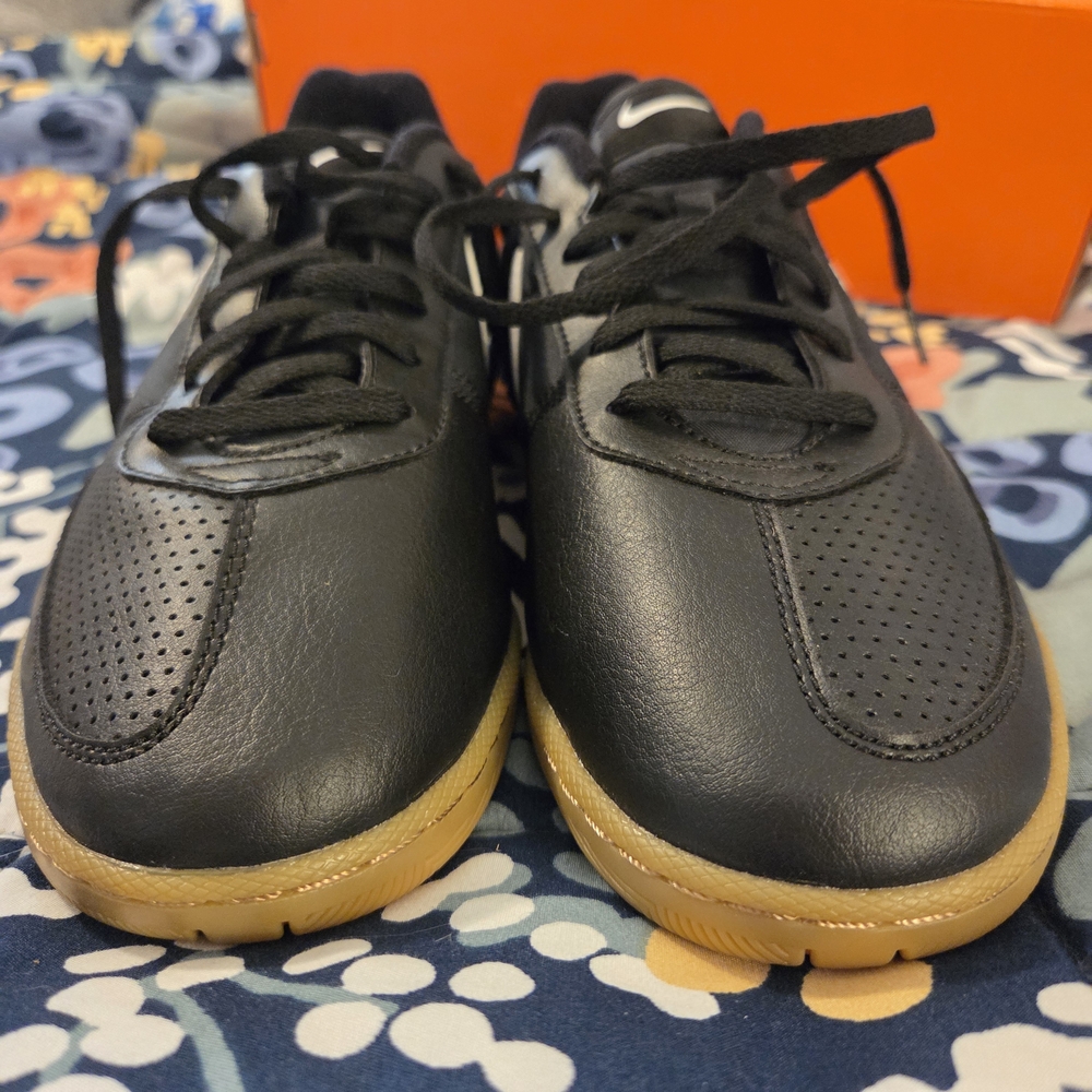 Nike Davinho Black and White Sneaker - Picture 8 of 12